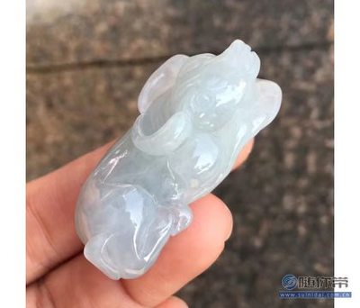 匠心獨運，乾坤在握 探秘水潤緬甸翡翠“扭轉乾坤”吊墜